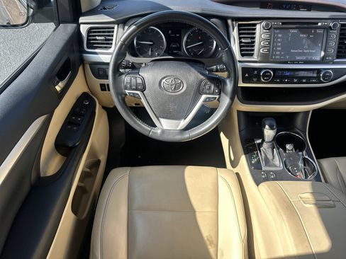 Used 2019 Toyota Highlander XLE FWD image 17
