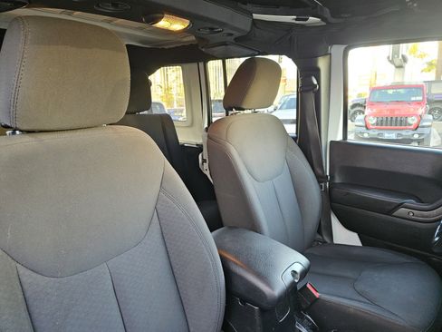 Used 2018 Jeep Wrangler Unlimited Sport S image 29