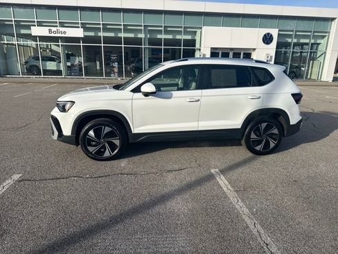 Certified 2025 Volkswagen Taos SE w/ Panoramic Sunroof Package image 5