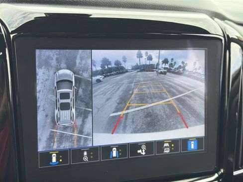 Used 2023 Chevrolet Traverse Premier FWD image 25