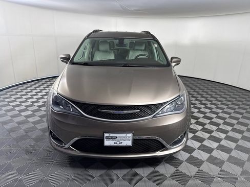 Used 2017 Chrysler Pacifica Touring-L FWD image 8