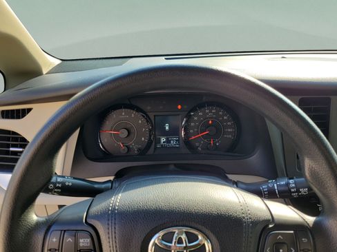 Used 2017 Toyota Sienna LE FWD image 12