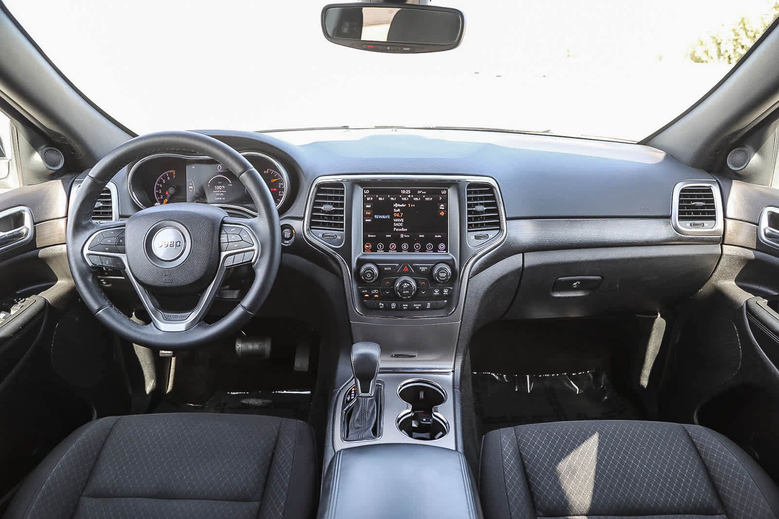 Used 2018 Jeep Grand Cherokee Laredo RWD image 12