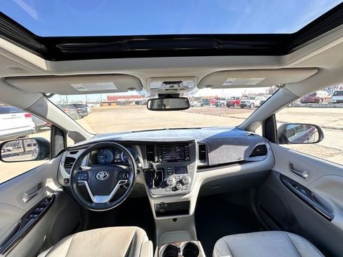 Used 2019 Toyota Sienna XLE w/ XLE Navigation Package image 30