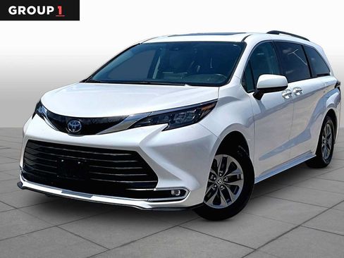 Used 2024 Toyota Sienna XLE FWD image 1