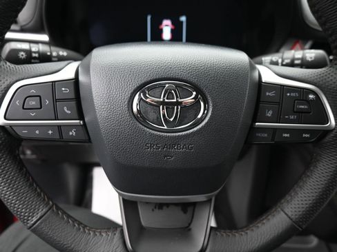 Used 2025 Toyota Sienna Limited image 17