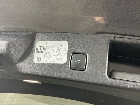Used 2020 Ford Escape Titanium AWD/4WD image 32