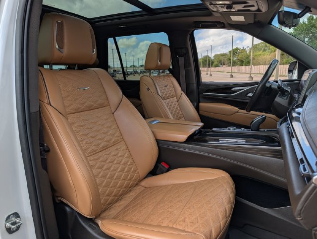 Used 2023 Cadillac Escalade Premium Luxury AWD/4WD image 29