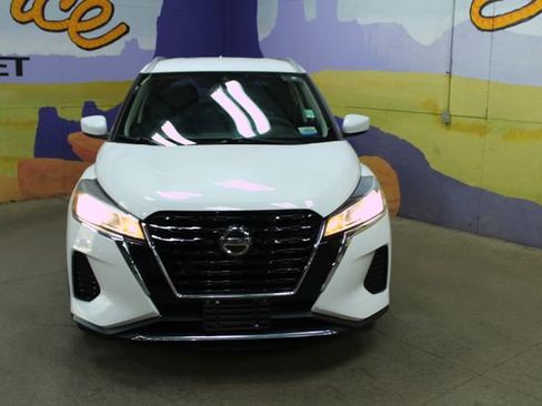 Used 2021 Nissan Kicks SV FWD image 3