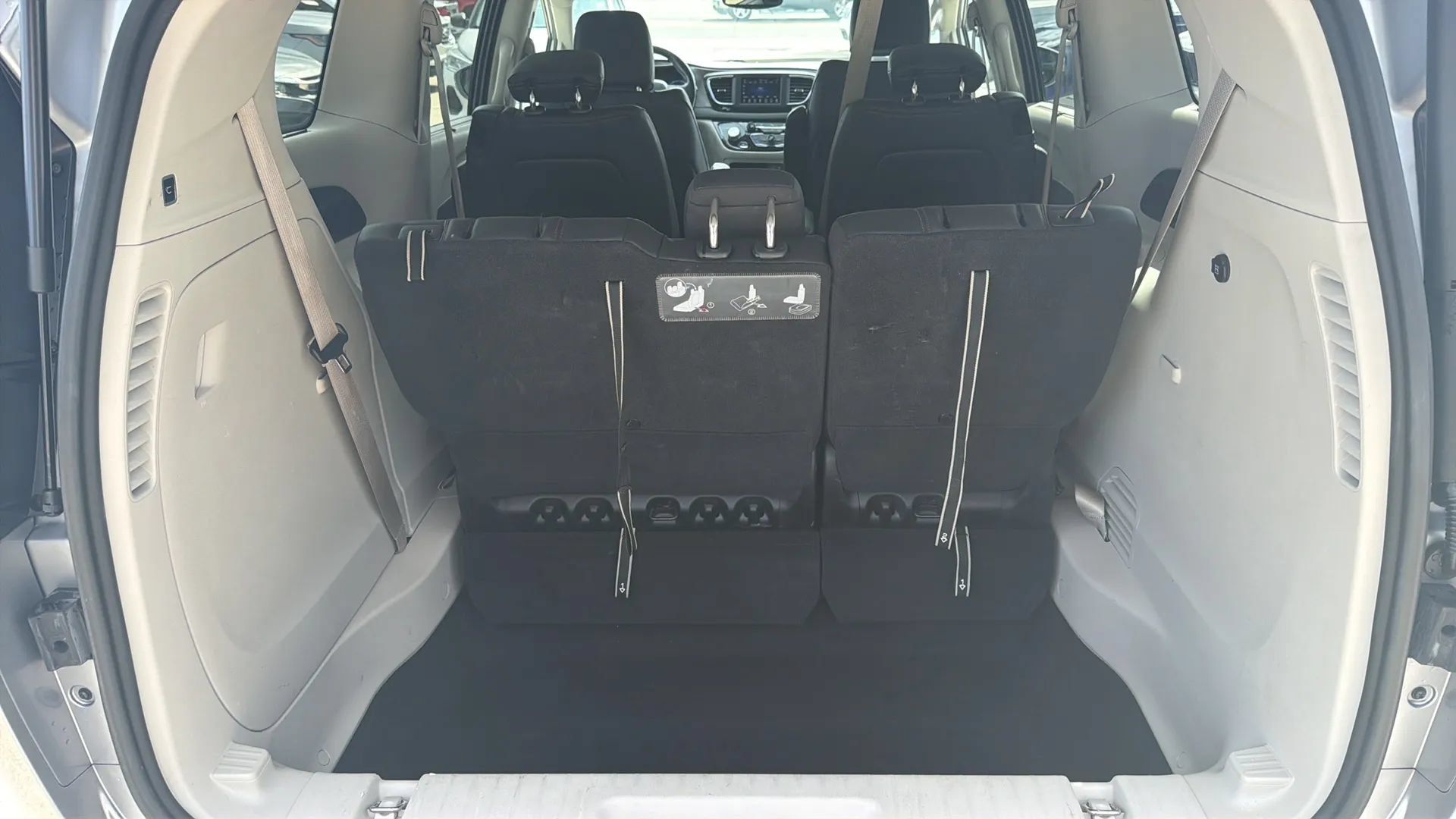 Used 2020 Chrysler Pacifica Touring-L FWD image 25