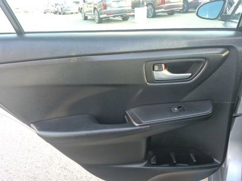 Used 2017 Toyota Camry SE image 13