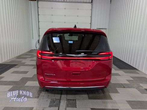 Used 2025 Chrysler Pacifica Select FWD image 3