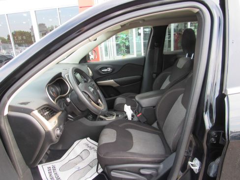 Used 2018 Jeep Cherokee Latitude FWD image 11
