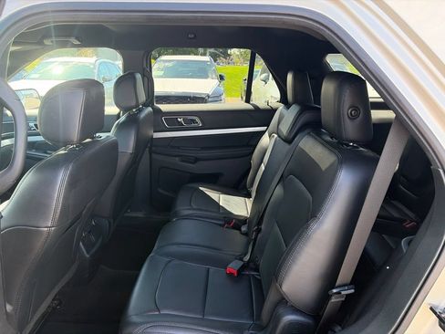Used 2017 Ford Explorer XLT w/ Equipment Group 202A AWD/4WD image 18
