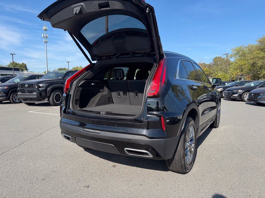 Used 2025 Cadillac XT4 Premium Luxury FWD image 9