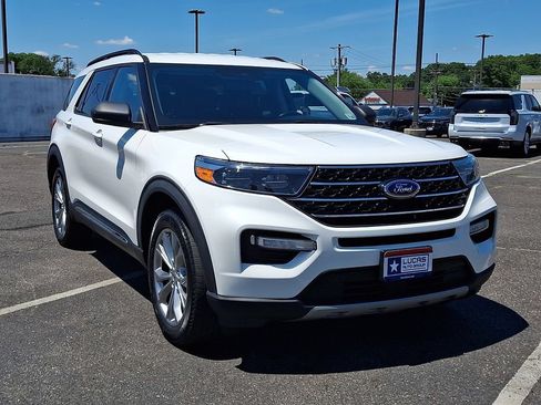Used 2021 Ford Explorer XLT w/ Equipment Group 202A AWD/4WD image 2