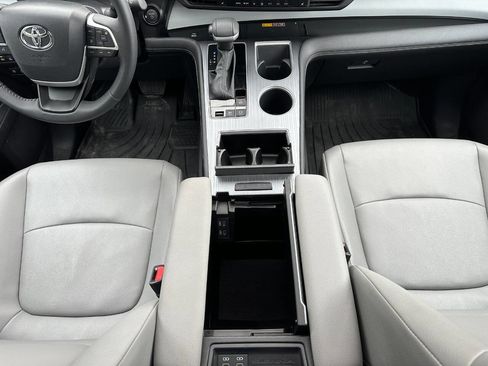 Used 2025 Toyota Sienna XLE image 22