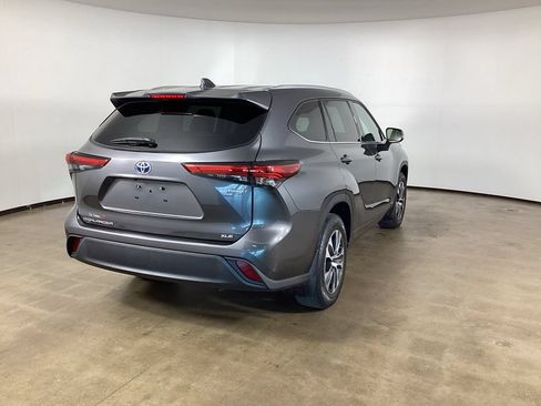 Used 2022 Toyota Highlander XLE AWD/4WD image 5