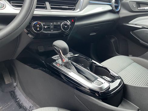 Used 2025 Chevrolet Trax LT image 40