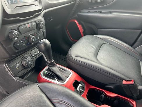 Used 2019 Jeep Renegade Trailhawk AWD/4WD image 25