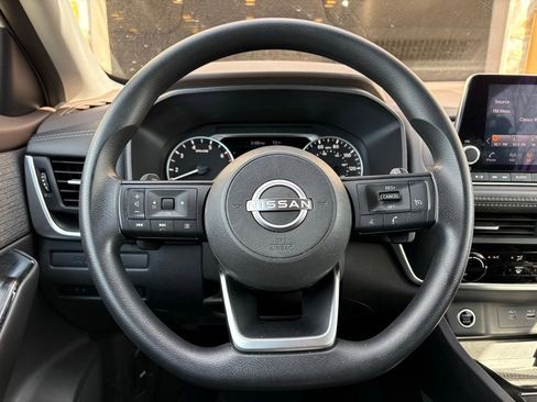 Used 2023 Nissan Rogue S image 23