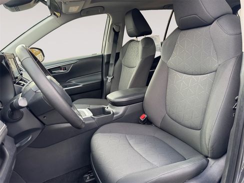 Used 2022 Toyota RAV4 XLE image 9