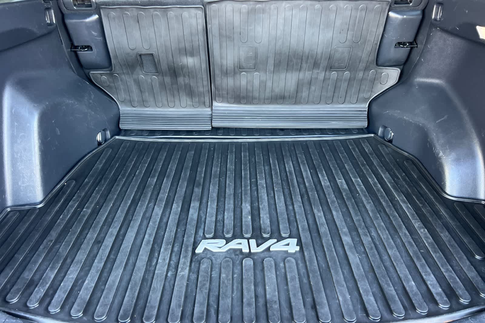 Used 2022 Toyota RAV4 SE w/ Convenience Package AWD/4WD image 16