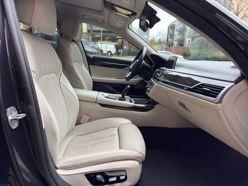 Used 2020 BMW 750i xDrive w/ Executive Package image 32
