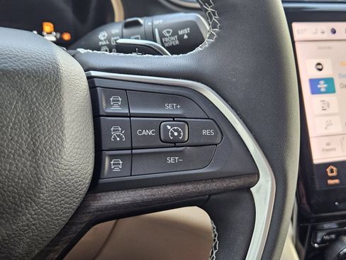 Used 2025 Jeep Grand Cherokee Limited RWD image 24