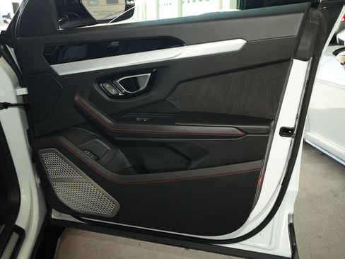 Used 2019 Lamborghini Urus AWD/4WD image 26