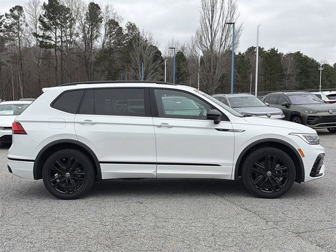 Used 2022 Volkswagen Tiguan SE R-Line image 29
