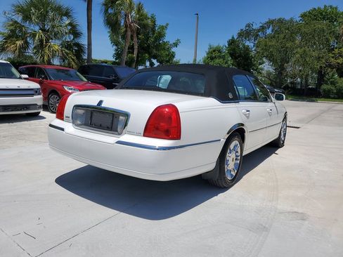 Used 2010 Lincoln Town Car Signature Limited RWD image 4