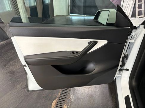 Used 2022 Tesla Model Y Long Range image 24
