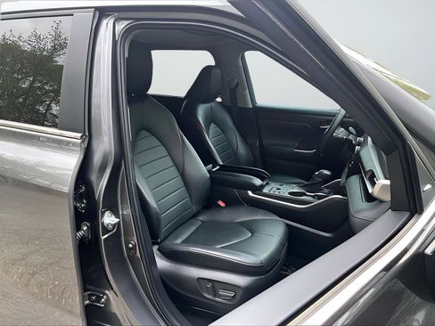 Used 2023 Toyota Highlander XLE FWD image 17