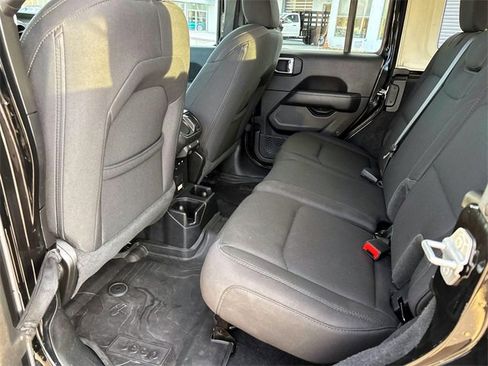 Used 2022 Jeep Wrangler Unlimited Sahara image 10