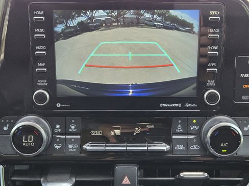 Used 2022 Toyota Highlander XLE image 7