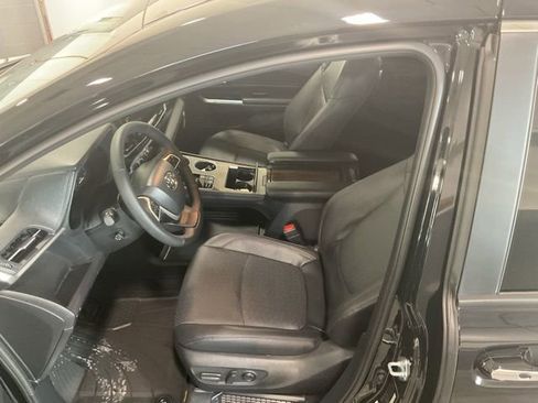 Used 2026 Toyota Sienna Limited image 11