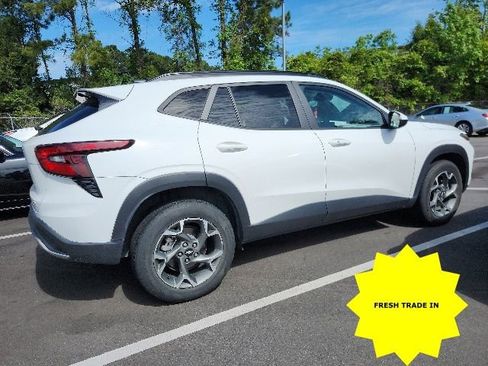 Used 2024 Chevrolet Trax LT w/ Sunroof Package FWD image 2