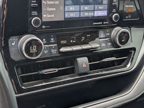 Used 2022 Toyota Highlander XSE AWD/4WD image 18