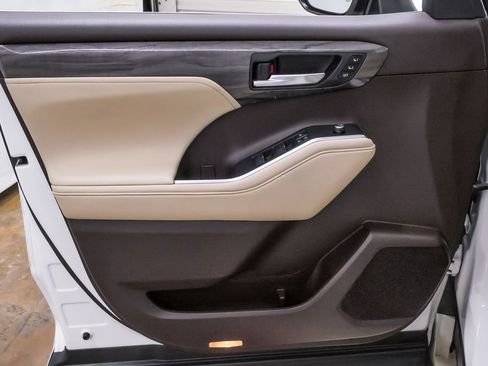 Used 2020 Toyota Highlander Limited FWD image 25