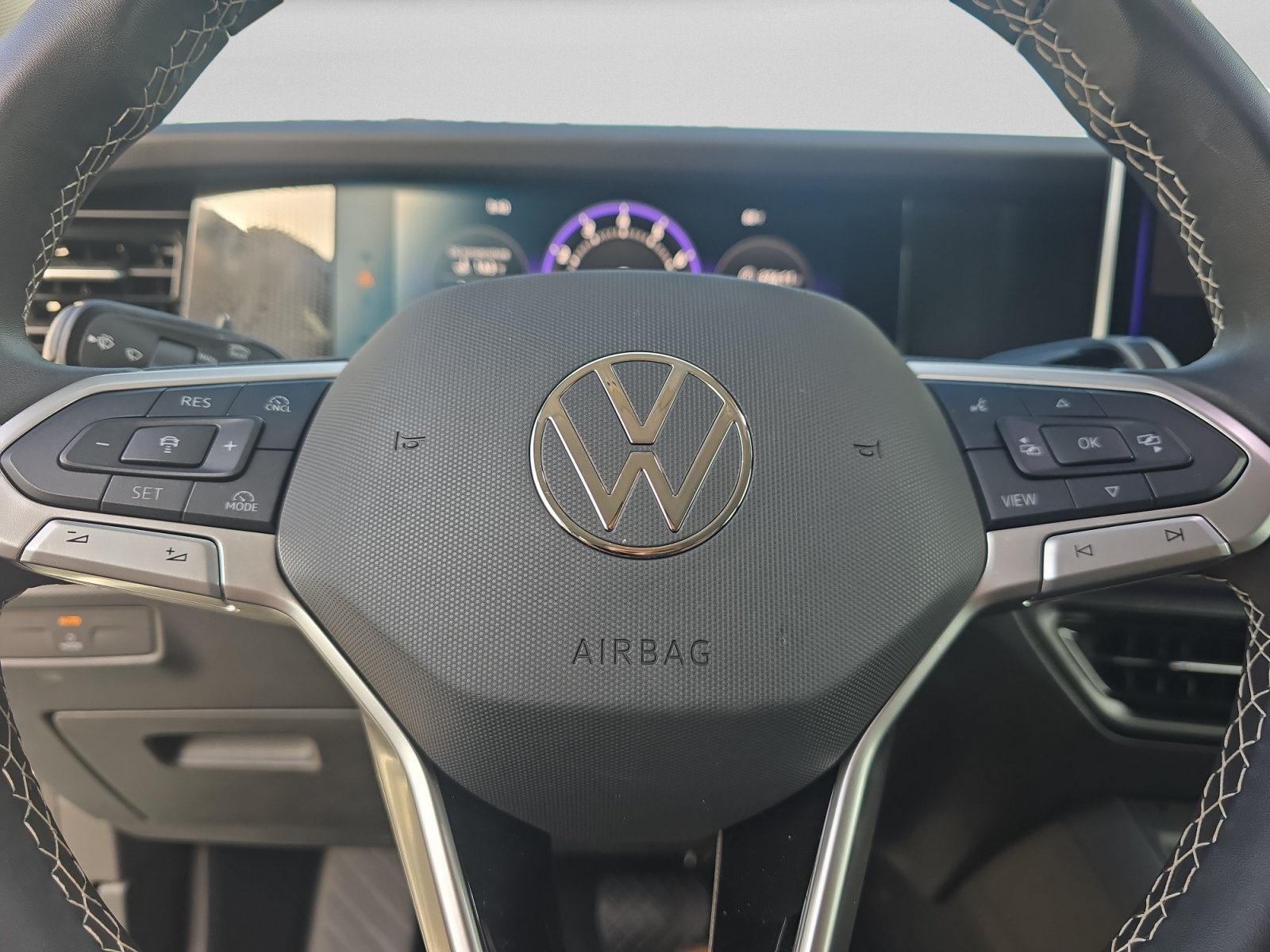 Used 2025 Volkswagen Tiguan SE FWD image 19