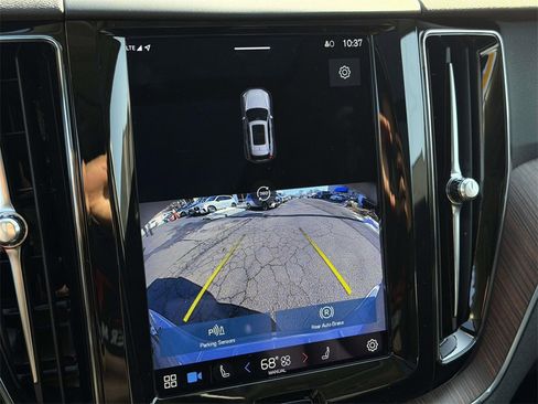 Used 2023 Volvo XC60 B5 Plus w/ Protection Package Premier image 4