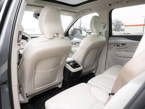 Used 2022 Volvo XC90 T5 Momentum w/ Climate Package image 24