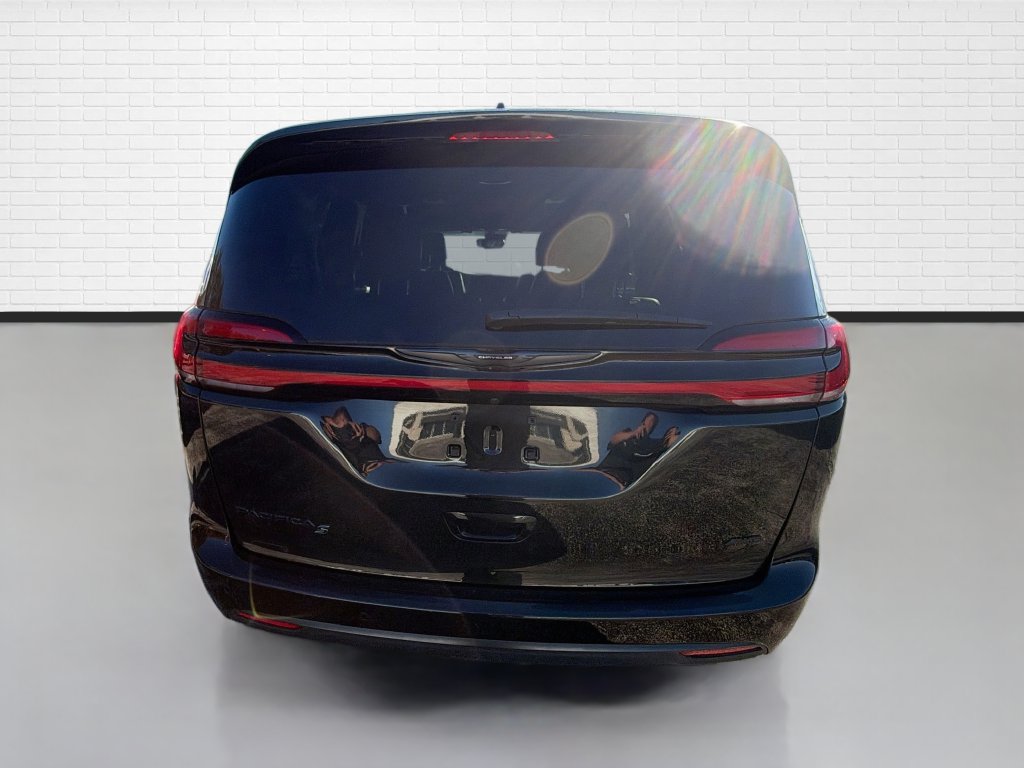 Used 2023 Chrysler Pacifica Touring-L w/ Uconnect Theater Family Group AWD/4WD image 7