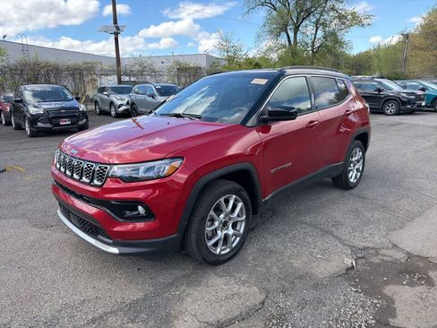 Used 2025 Jeep Compass Limited AWD/4WD image 2