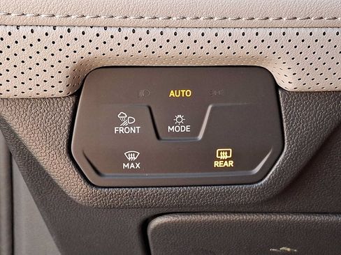 Used 2025 Volkswagen Atlas Peak Edition SE AWD/4WD image 23