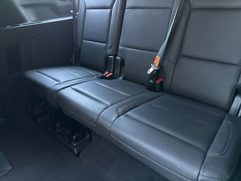 Used 2023 Chevrolet Suburban Z71 w/ Luxury Package AWD/4WD image 15
