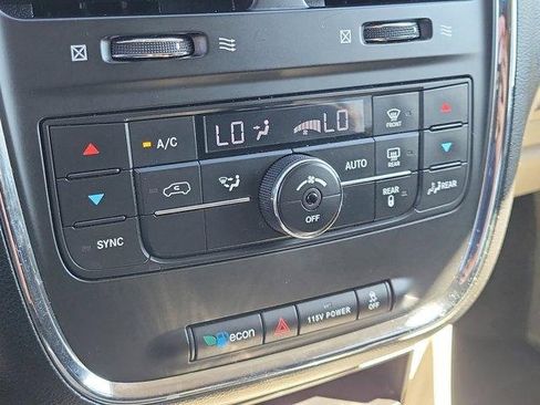 Used 2014 Chrysler Town & Country Touring image 30