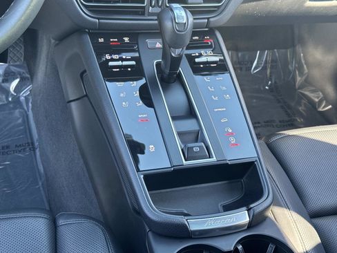 Used 2024 Porsche Macan image 8