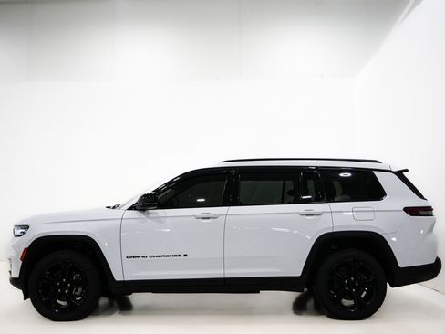 Used 2023 Jeep Grand Cherokee L Limited w/ Black Appearance Package AWD/4WD image 6